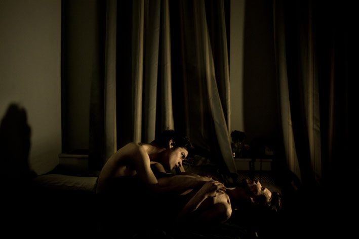 MADS NISSEN. Jon, 21, e Alex, 25, durante un momento di intimità. San Pietroburgo, Russia, 2014. © M. Nissen/Scanpix/Prospekt (WORLD PRESS PHOTO 2014). 
