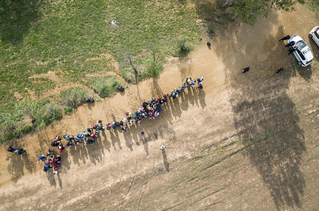 Refugees reach a polie check point in Serbia, on the border with Macedonia
