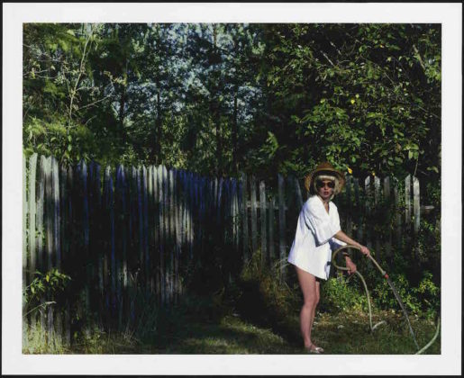 arles photographie 2019 Aneta Grzeszykowska donna che innaffia il giardino