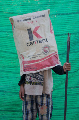 arles photographie 2019 foto ragazzo con sacco del cemento vuoto in testa Neak Sophal