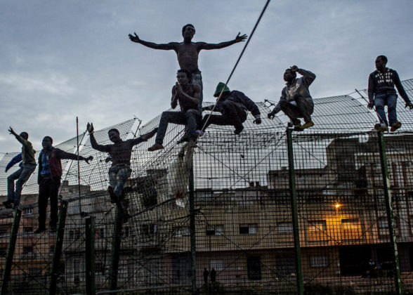arles photographie 2019 foto migranti sulla rete Sergi Cámara