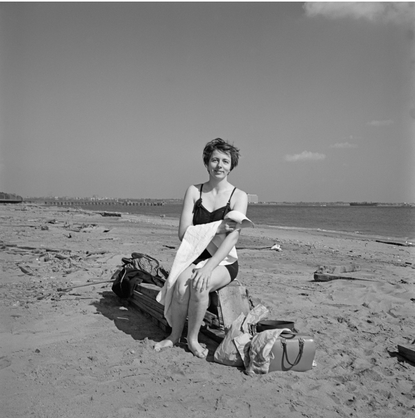vivian maier mostra trieste self portrait on a beach in New York's Staten Island, 1954