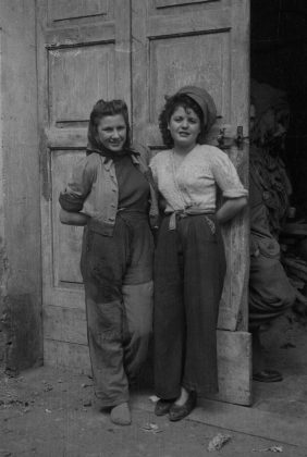 Giovani donne in posa 1948 Fondo Gasparini