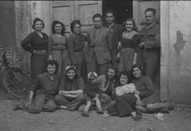 Gruppo di persone in posa 1948 Fondo Gasparini