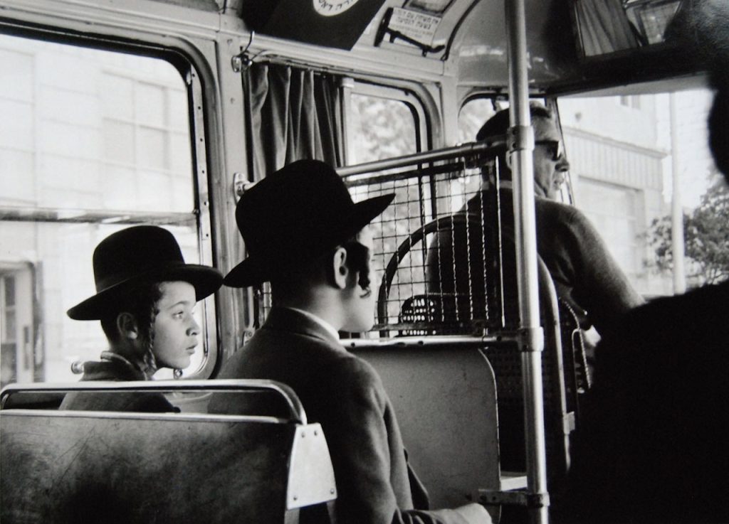 Lisetta Carmi, Gerusalemme, due giovani ebrei ortodossi in autobus, 1962-63 © Lisetta Carmi, Martini&Ronchetti