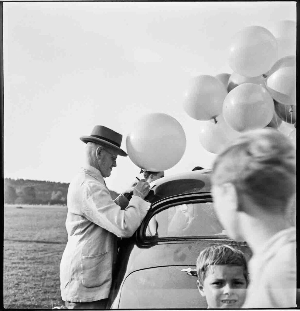Ernst Scheidegger Uomo con palloncini probabilmente fine anni Quaranta © Stiftung Ernst Scheidegger-Archiv, Zürich
