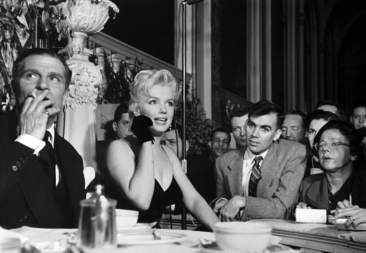 USA. New York City. Waldorf - Astoria Ballroom. Prior to the filming of ‘The Prince and the Showgirl’, US actress Marilyn Monroe and British actor Laurence Olivier held a press conference. 1956. © Eve Arnold / Magnum Photos