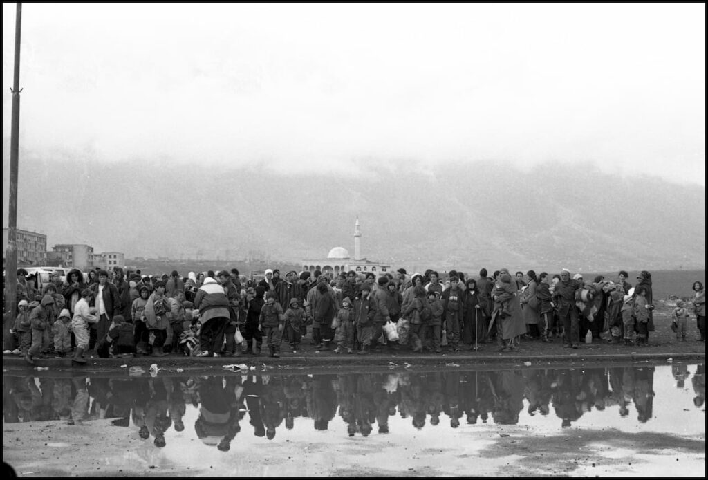 Ivo Saglietti, Kosovari in fuga dai serbi e dalla guerra, Kukes, al confine con il Kosovo, Albania, 1999 ©Archivio Saglietti