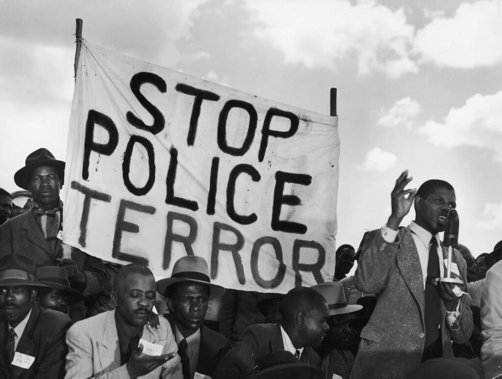 Margaret Bourke-White Striscione sudafricano “Stop al terrore della polizia” durante un discorso nell’ambito della seconda riunione comunista 1950 Margaret Bourke-White/The LIFE Picture Collection/Shutterstock